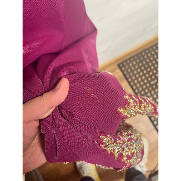 Absolutely Gorgeous Form-Fitting Mermaid Style Evening Gown w/ Gold Embroidery - Picture 8 of 8